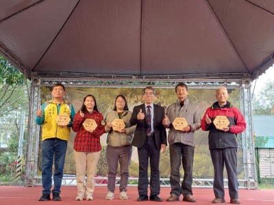 圖一、林業及自然保育署宜蘭分署蕭崇仁(右三)頒發 112年社區林業計畫執行績優社區獎牌